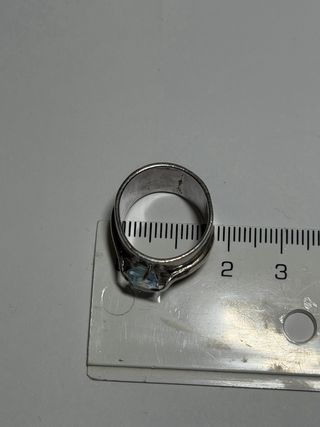 Anillo de plata con agua marina natural