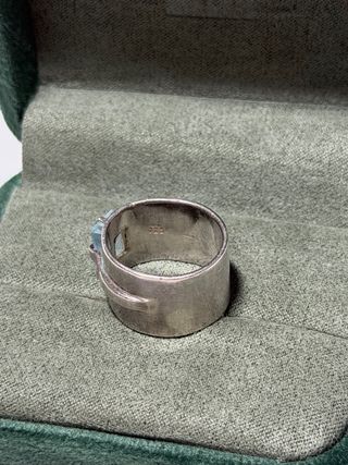 Anillo de plata con agua marina natural