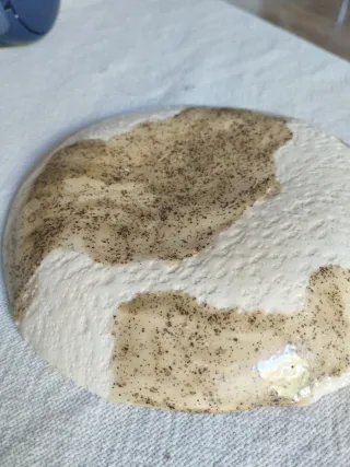 Plato de cerámica artesanal beige y marrón.