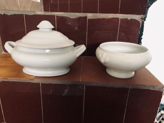 Sopera y salsera de porcelana blanca