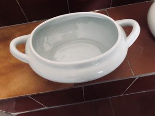 Sopera y salsera de porcelana blanca