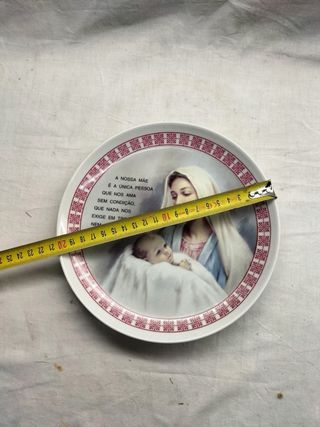 Prato de porcelana com Nossa Senhora eMenino Jesus