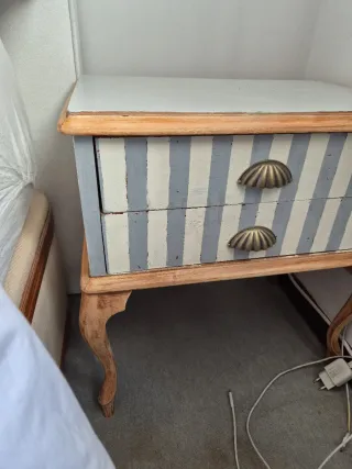 Mesita de noche de rauas gris y blanca