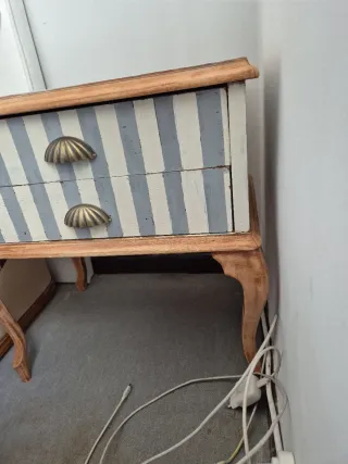 Mesita de noche de rauas gris y blanca