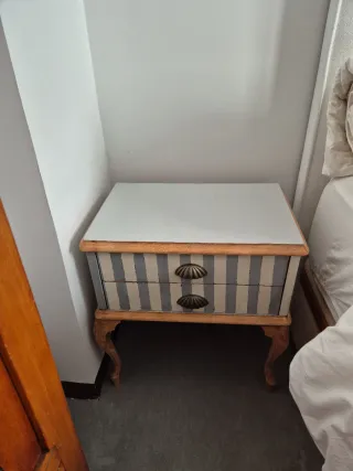 Mesita de noche de rauas gris y blanca