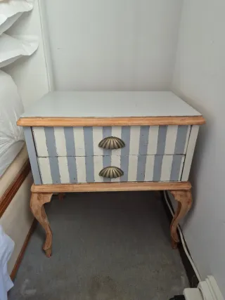 Mesita de noche de rauas gris y blanca