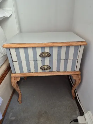 Mesita de noche de rauas gris y blanca