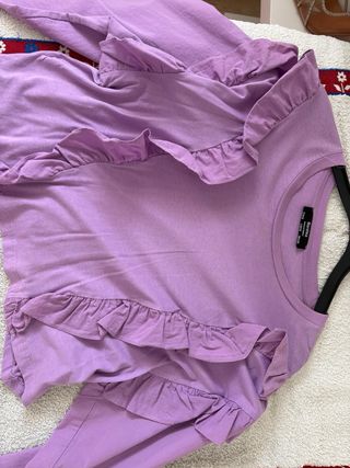 Camiseta Bershka volantes morada Talla S