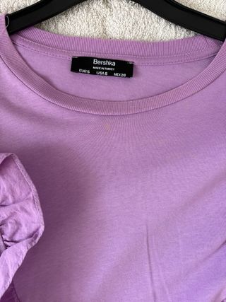 Camiseta Bershka volantes morada Talla S