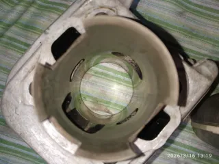 Cilindro 65 cc su pistón y la culata de 49.