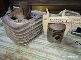 Cilindro 65 cc su pistón y la culata de 49.