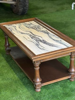 Mesa baja de madera con tapa de mármol