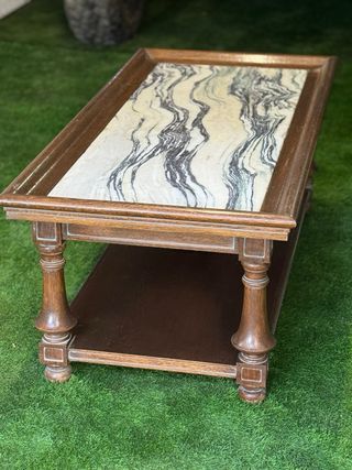Mesa baja de madera con tapa de mármol