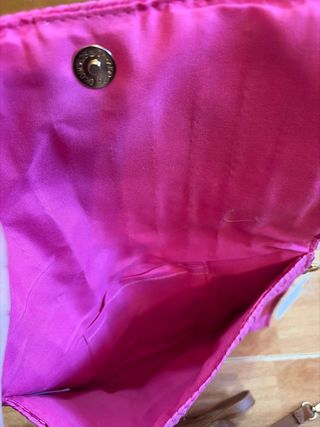 Bolso de rafia fucsia con detalles dorados
