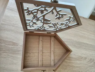 Caja de llaves decorada con pájaros