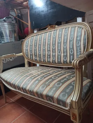 Sillón antiguo de tela y madera