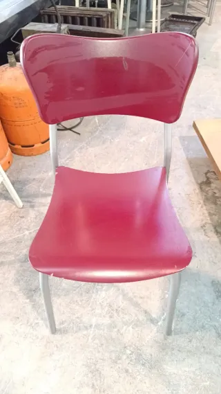 Juego de 4 sillas y 1 mesa para restaurante.