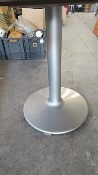 Juego de 4 sillas y 1 mesa para restaurante.