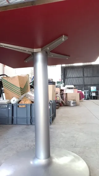 Juego de 4 sillas y 1 mesa para restaurante.