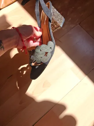 Sandalias negras y plateadas con adornos