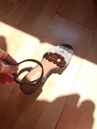 Sandalias negras y plateadas con adornos