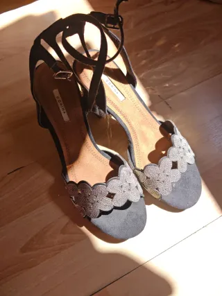 Sandalias negras y plateadas con adornos