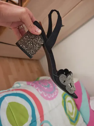 Sandalias negras y plateadas con adornos