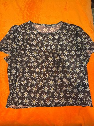 camiseta transparente con margaritas