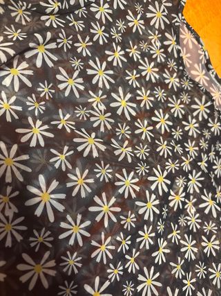 camiseta transparente con margaritas