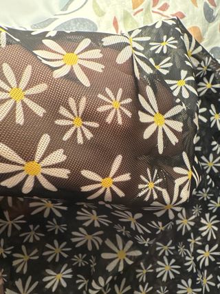 camiseta transparente con margaritas