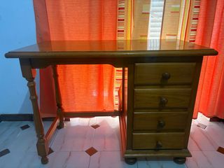 Escritorio de madera con 4 cajones