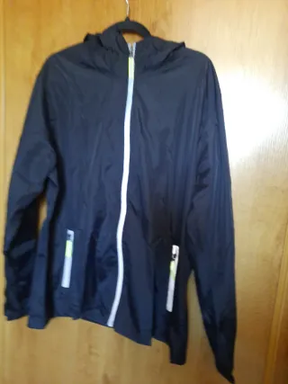 Chaqueta negra con capucha