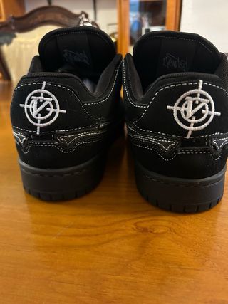 Akimbo low black phantom