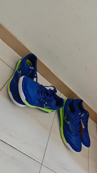 2 Pares Zapatos Futsal Azul/Verde 42.5  Pago efect