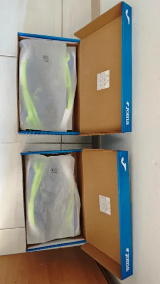 2 Pares Zapatos Futsal Azul/Verde 42.5  Pago efect
