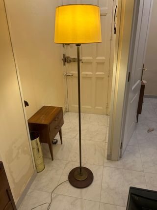 Lámpara de pie de metal y madera