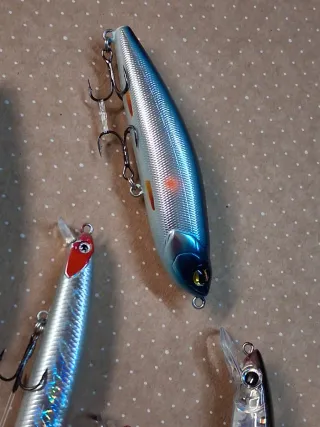 Señuelos de pesca variados