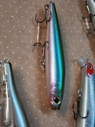 Señuelos de pesca variados