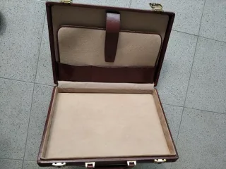 Maletín de piel sintética marrón