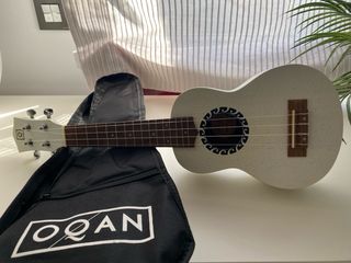 Ukelele blanco OQAN