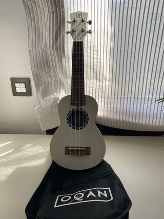Ukelele blanco OQAN