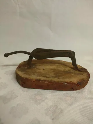 Antico tagliasigari in metallo e legno