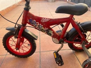 Bicicleta infantil roja con ruedin