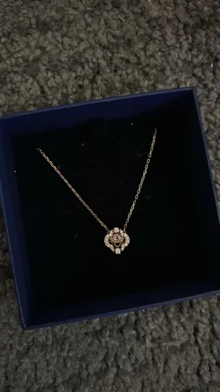 Collar Swarovski bañado en oro rosa