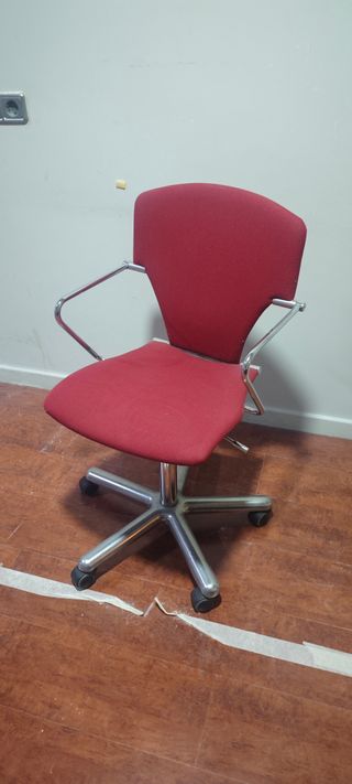 Silla de oficina roja y plateada.