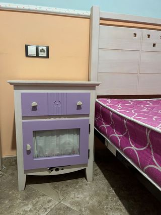 Mueble de noche infantil morado y blanco