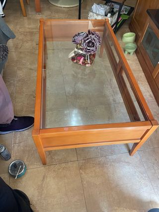 Mesa de centro de vidio con marcos caoba.