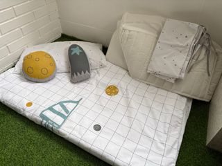 Cuna convertible con colchón