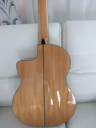 Guitarra flamenca con cutaway