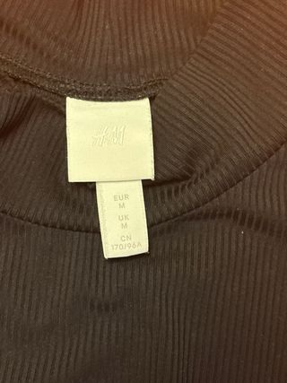 body sin mangas y cullito negro estiliza el cuerpo